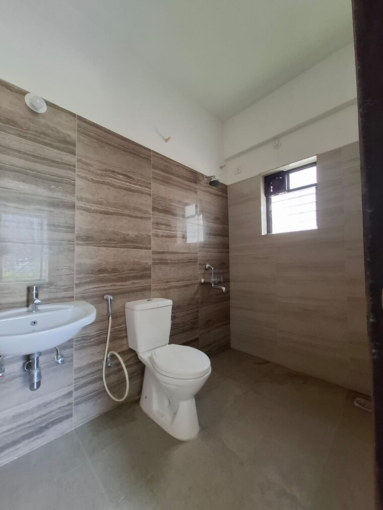 Bathroom, kolte-patil-rose-wood 3 Bedroom 1500 Sq.Ft. Apartment In Undri Pune 10285187