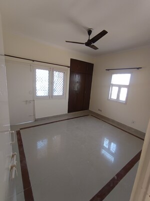 Room in 3 BHK Apartment at Madhur Jivan Apartment, Sector 56 – for Rent