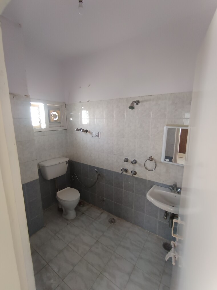 Bathroom, madhur-jivan-apartment 3 Bedroom 2000 Sq.Ft. Apartment In Sector 56 Gurgaon 10285188