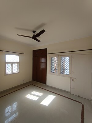 Room in 3 BHK Apartment at Madhur Jivan Apartment, Sector 56 – for Rent