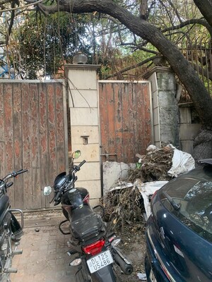 Parking in 4 BHK Independent House at Friends Colony – for Rent