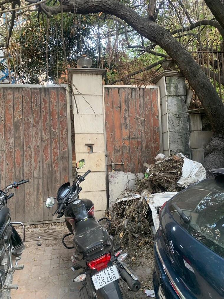  Parking, friends colony 4 Bedroom 1000 Sq.Yd. Independent House In Friends Colony Delhi 10285199