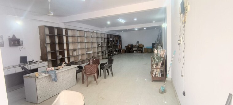  Parking, khushboo-complex Commercial Showroom 1200 Sq.Ft. In Fazullaganj Lucknow 10285182