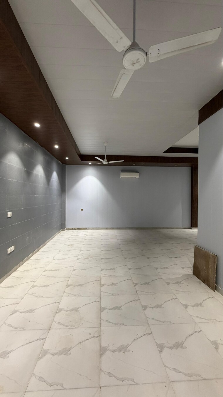 Room, okhla Commercial Office Space 2300 Sq.Ft. In Okhla Delhi 10285252