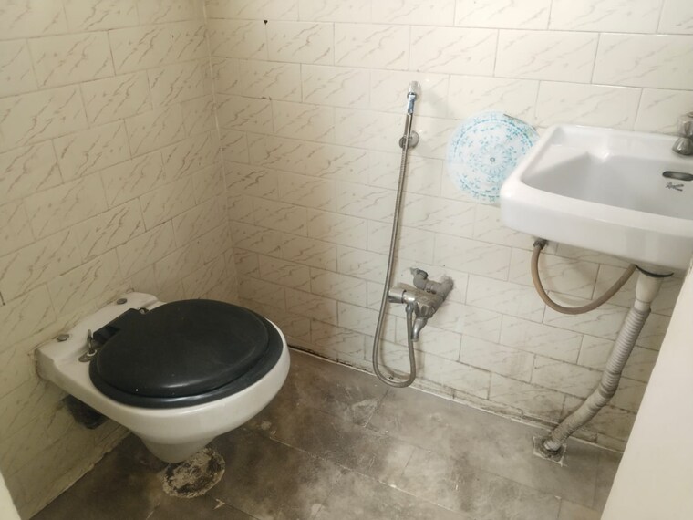 Bathroom, shri-ram-niwas 1 Bedroom 560 Sq.Ft. Apartment In Aundh Pune 10313880