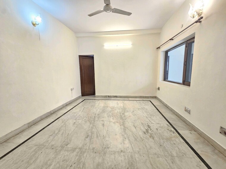 Room, panchsheel enclave 3 Bedroom 265 Sq.Yd. Builder Floor In Panchsheel Enclave Delhi 10313887