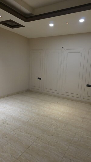 Room in 5 BHK Builder Floor at BPTP District Phase 2, Sector 84 – for Sale