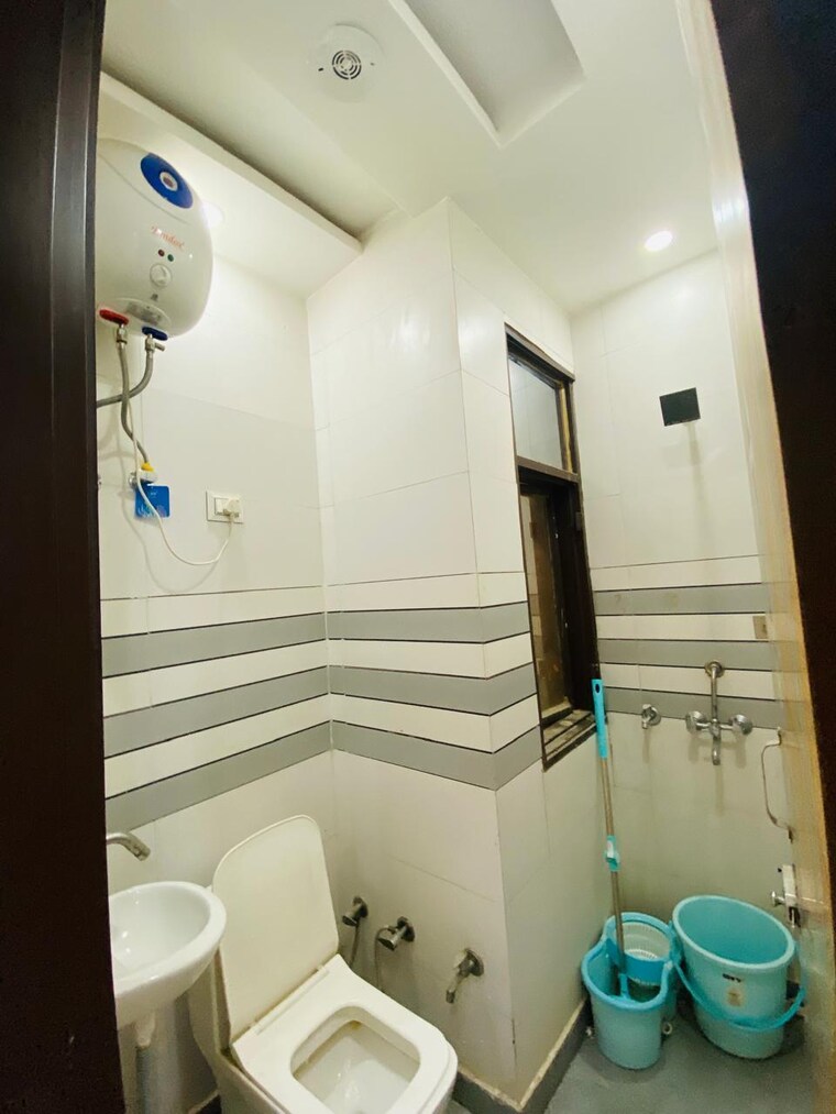 Bathroom, uttam nagar west 2 Bedroom 1850 Sq.Ft. Builder Floor In Uttam Nagar West Delhi 10318613