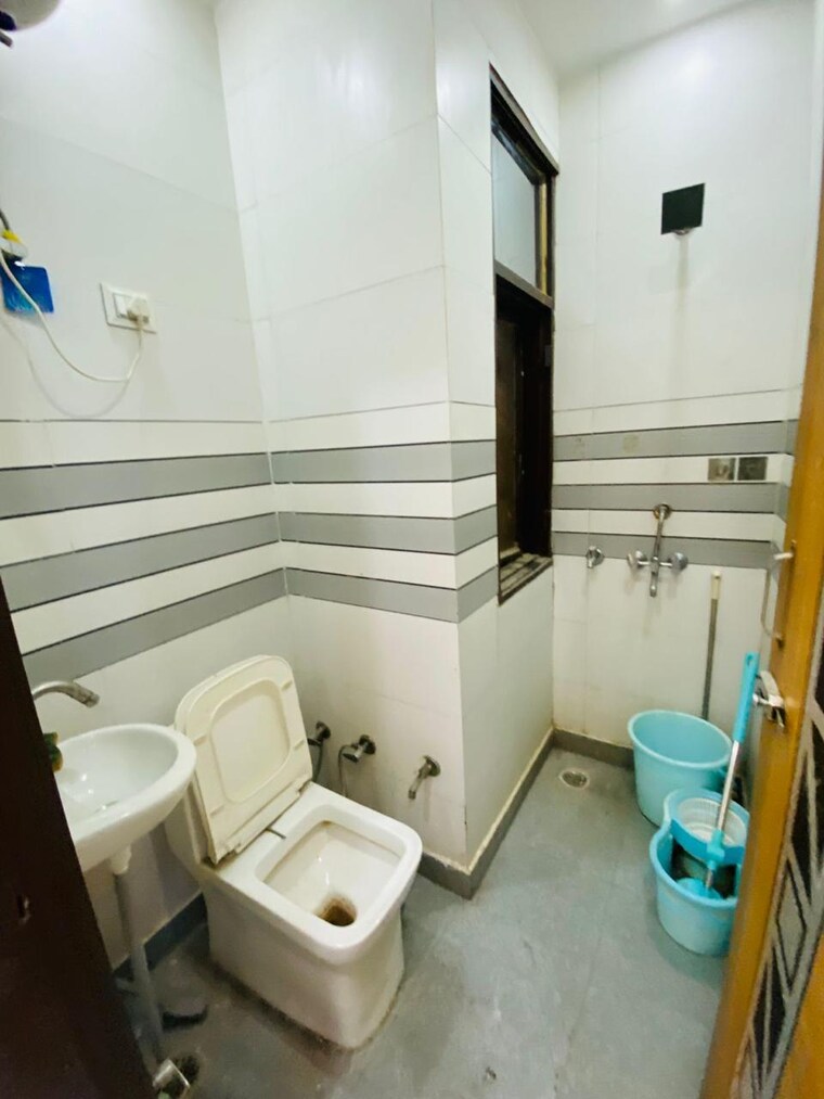 Bathroom, uttam nagar west 2 Bedroom 1850 Sq.Ft. Builder Floor In Uttam Nagar West Delhi 10318613