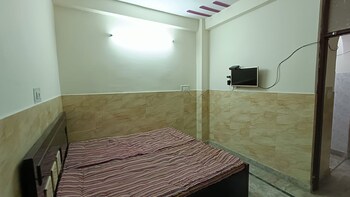 1 BHK Builder Floor for Rent in Mayur Vihar, Delhi