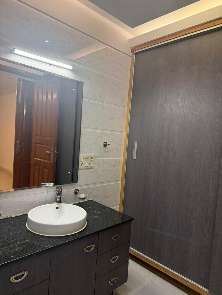 Bathroom, sector 71 5 Bedroom 300 Sq.Mt. Builder Floor In Sector 71 Noida 10334439