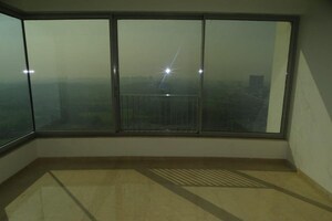 Room in 3 BHK Apartment at Oberoi Realty Esquire, Goregaon East – for Rent
