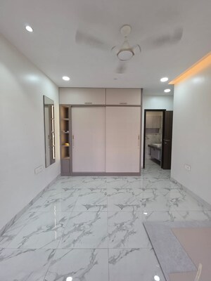 Room in 2 BHK Apartment at Raheja Ridgewood, Goregaon East – for Rent