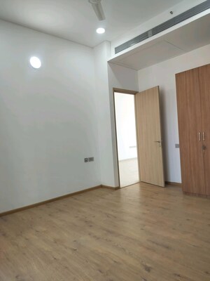 Room in 4 BHK Apartment at Rustomjee Crown, Prabhadevi – for Rent