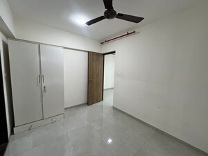 Room in 2 BHK Apartment at Eastern Heights CHS, Mulund East – for Rent