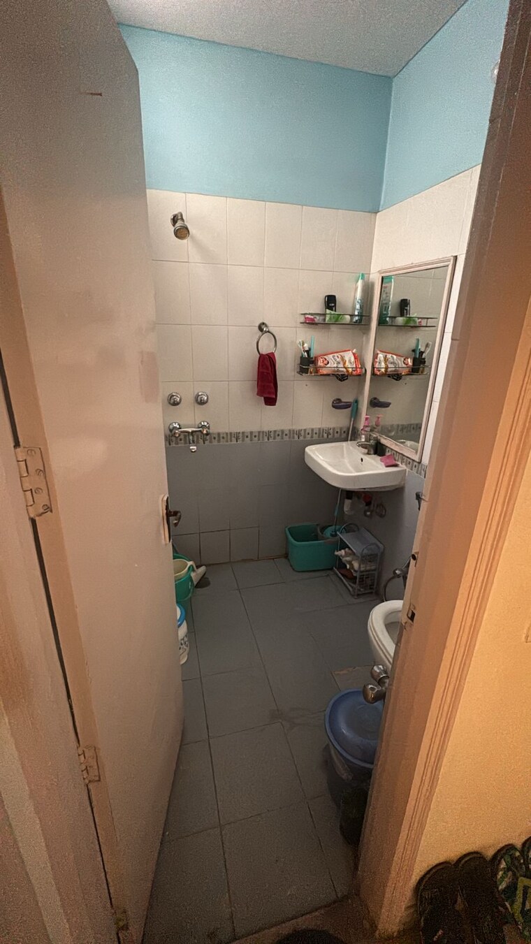 Attached Bathroom, unitech-uniworld-gardens-2 2 Bedroom 1000 Sq.Ft. Apartment In Sector 47 Gurgaon 10335830