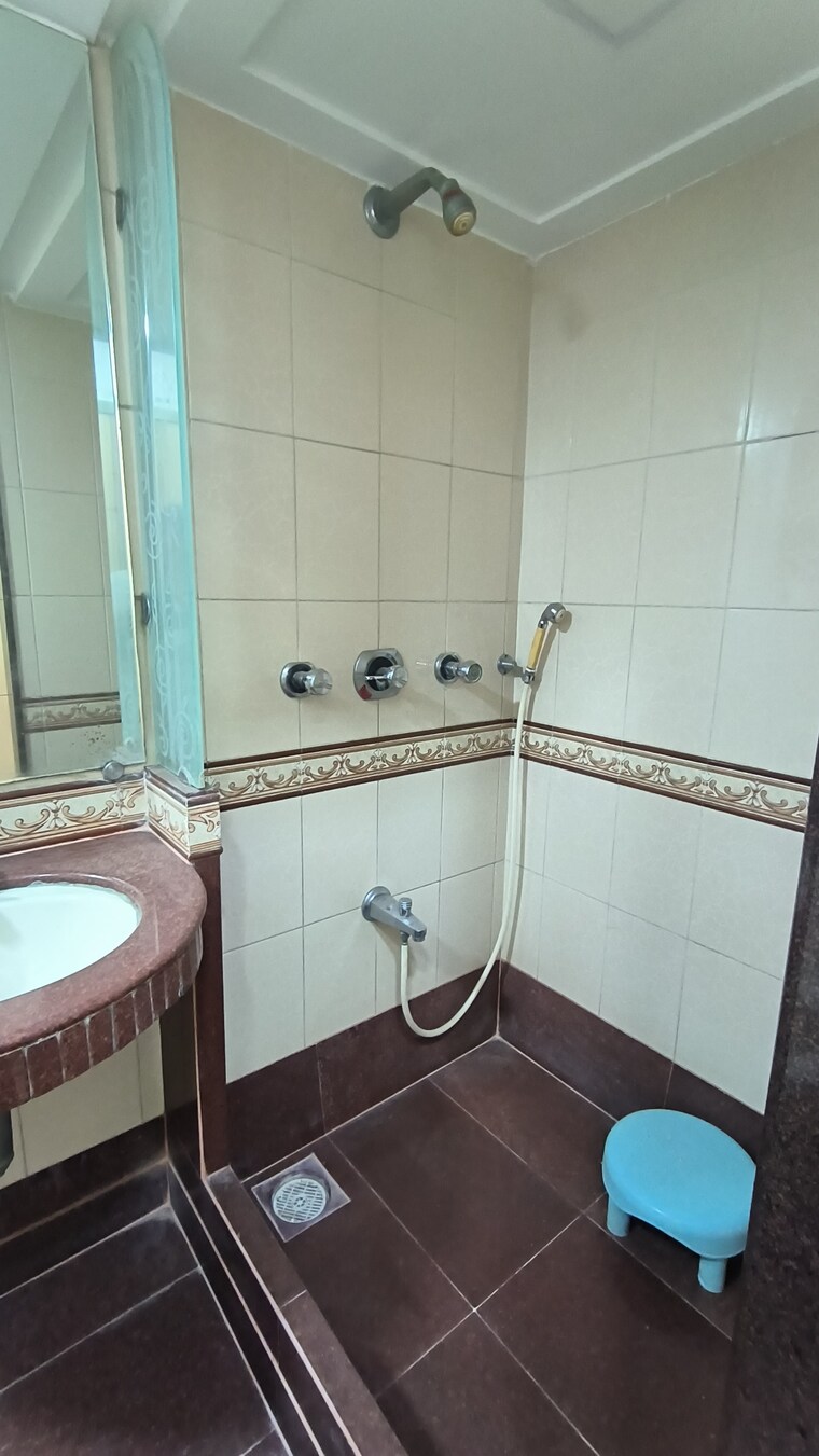 Bathroom, lower parel 2 Bedroom 650 Sq.Ft. Apartment In Lower Parel Mumbai 10335836