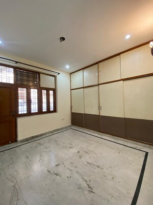 Room in 2.5 BHK Builder Floor at Ansal Plaza Sector-23, Sector 23 – for Rent