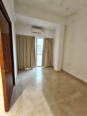 Room in 3 BHK Apartment at Indiabulls Sky, Lower Parel – for Rent