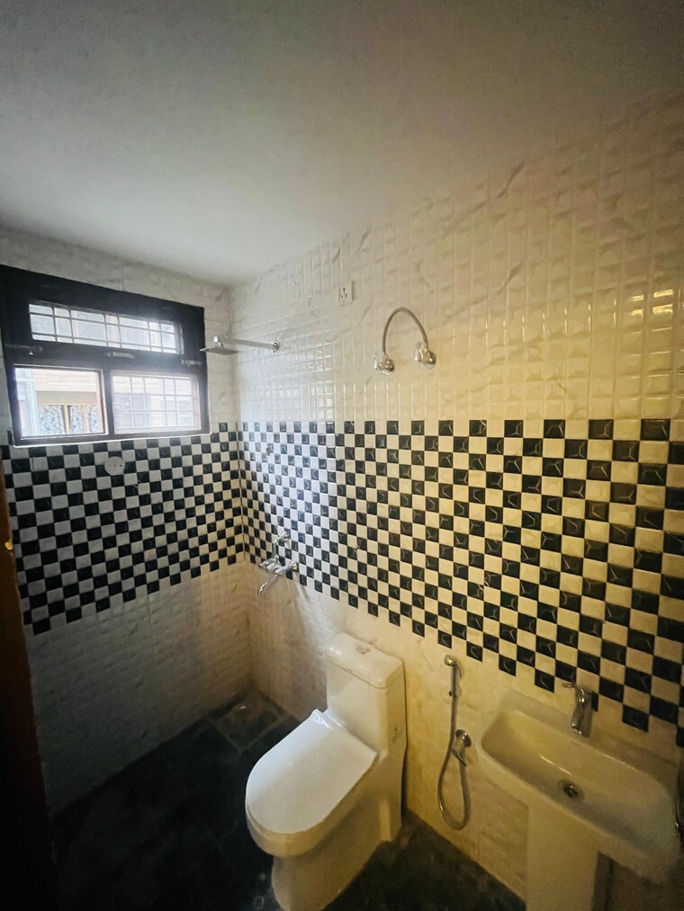 Bathroom, laxman chowk 2 Bedroom 1012 Sq.Ft. Builder Floor In Laxman Chowk Dehradun 10358342