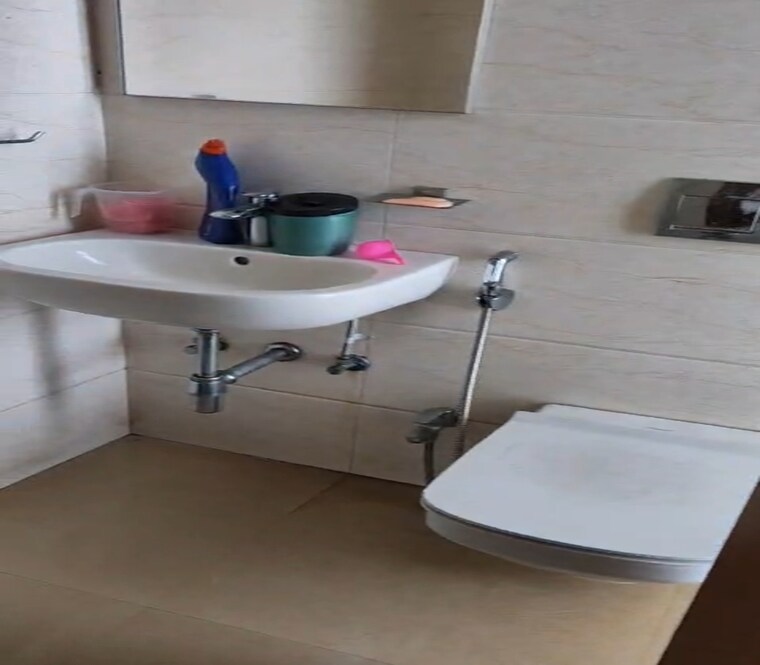 Bathroom, matunga east 4 Bedroom 2000 Sq.Ft. Apartment In Matunga East Mumbai 10359697
