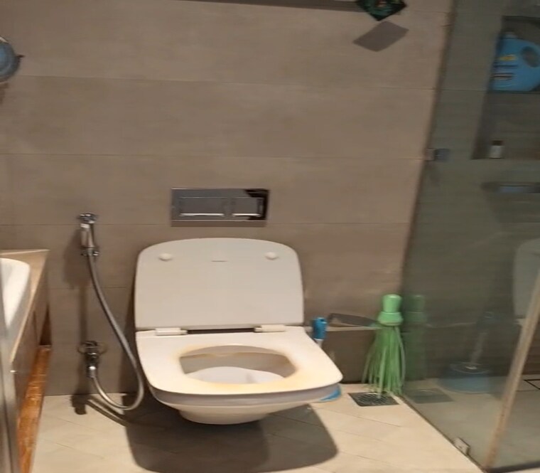 Bathroom, matunga east 4 Bedroom 2000 Sq.Ft. Apartment In Matunga East Mumbai 10359697