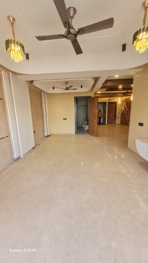 Staircase in 3 BHK Builder Floor at Dlf Phase ii – for Sale