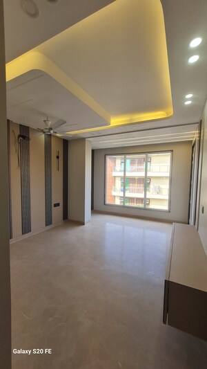 Room in 3 BHK Builder Floor at Dlf Phase ii – for Sale
