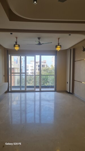 Room in 3 BHK Builder Floor at Dlf Phase ii – for Sale