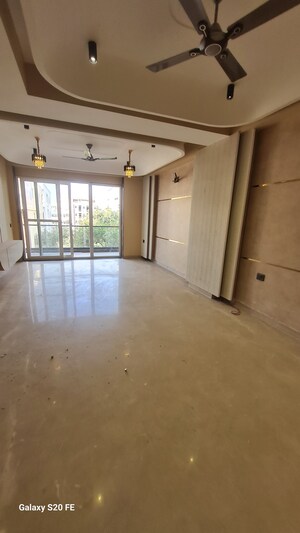 Kitchen in 3 BHK Builder Floor at Dlf Phase ii – for Sale