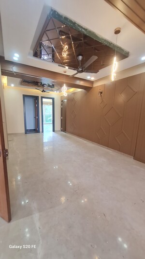 Staircase in 3 BHK Builder Floor at Dlf Phase ii – for Sale