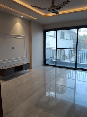 Room in 3 BHK Builder Floor at Dlf Phase ii – for Sale