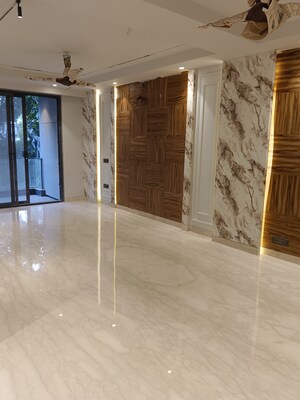 Room in 3 BHK Builder Floor at Dlf Phase ii – for Sale