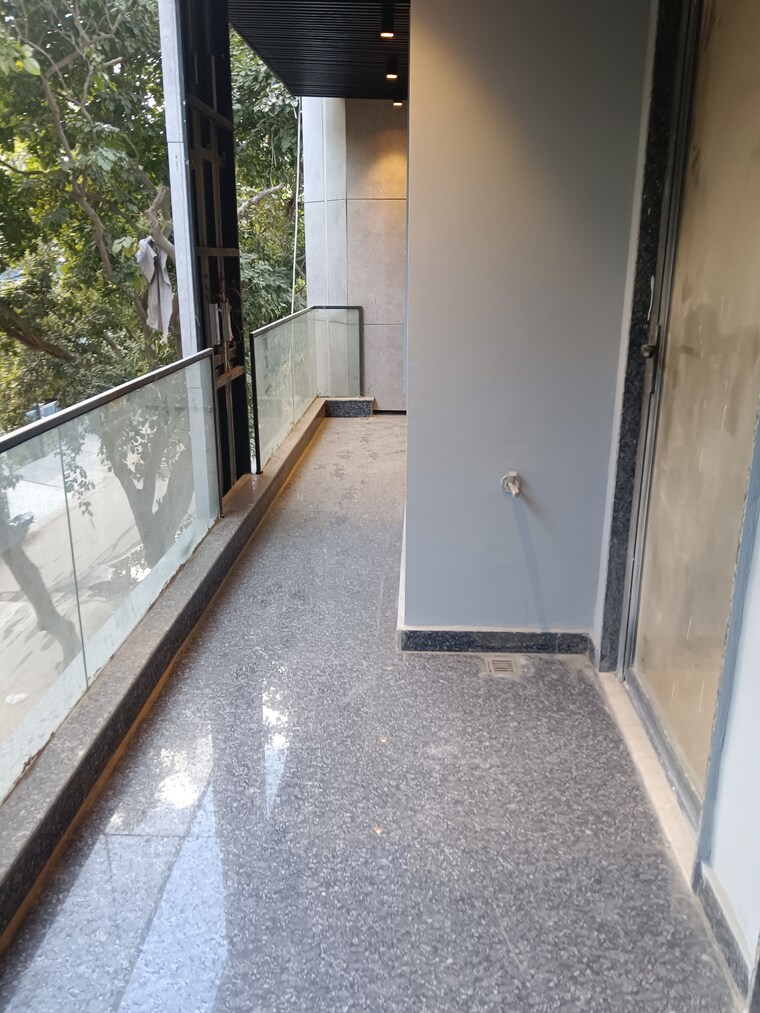 Balcony, dlf phase ii 3 Bedroom 2000 Sq.Ft. Builder Floor In Dlf Phase ii Gurgaon 10360224