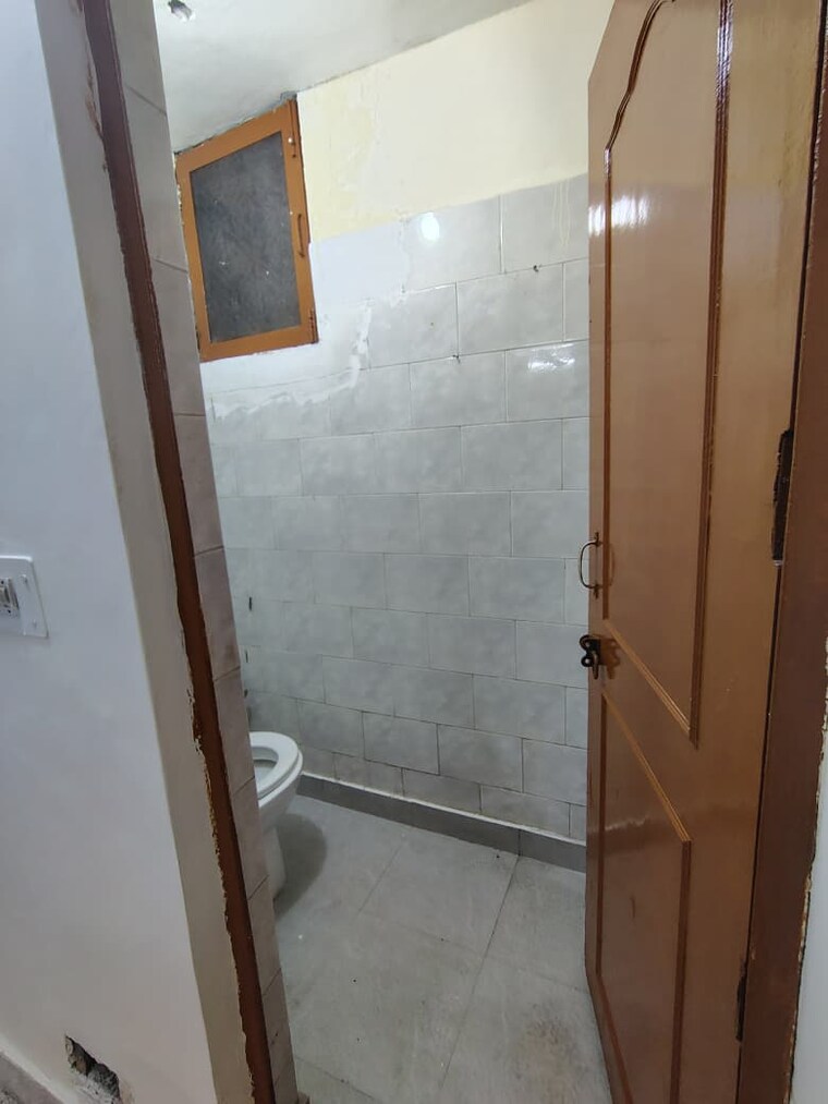 Bathroom, rohini sector 14 3 Bedroom 1250 Sq.Ft. Apartment In Rohini Sector 14 Delhi 10361519