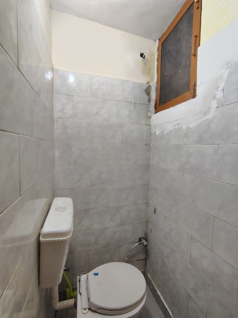 Bathroom, rohini sector 14 3 Bedroom 1250 Sq.Ft. Apartment In Rohini Sector 14 Delhi 10361519