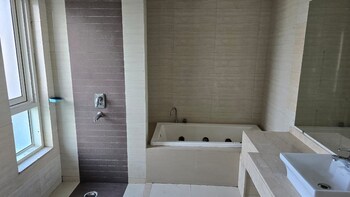 Jaypee Kalypso Court