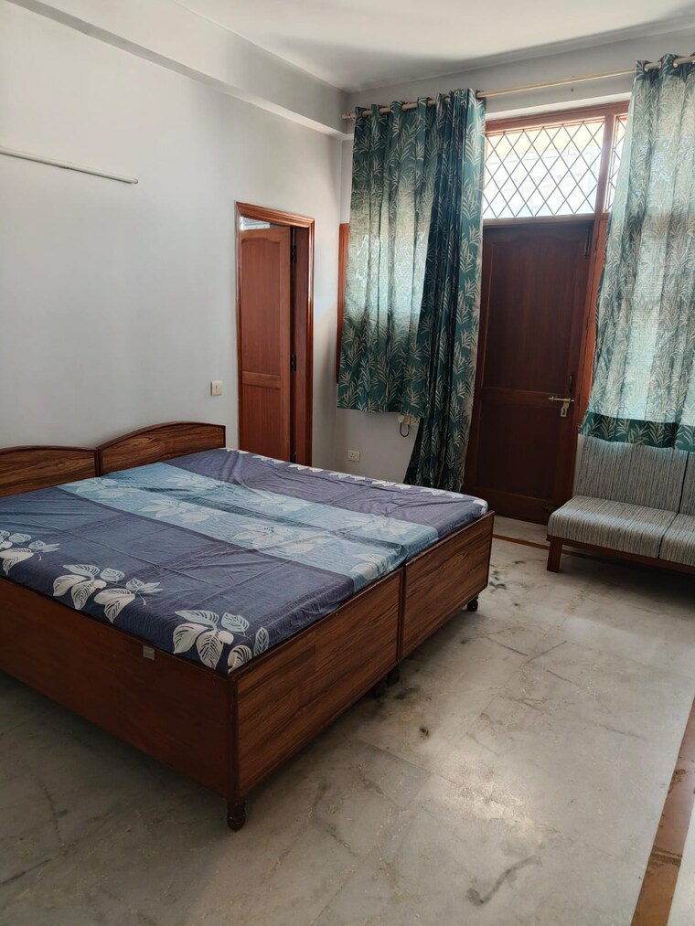Bedroom, dlf phase i 2 Bedroom 500 Sq.Yd. Builder Floor In Dlf Phase I Gurgaon 10365268