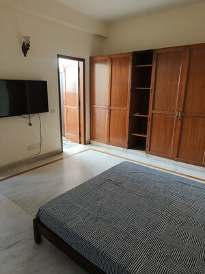 Room in 2 BHK Builder Floor at Dlf Phase I – for Rent