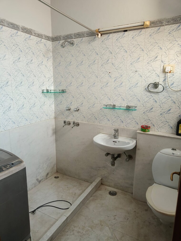 Bathroom, dlf phase i 2 Bedroom 500 Sq.Yd. Builder Floor In Dlf Phase I Gurgaon 10365268