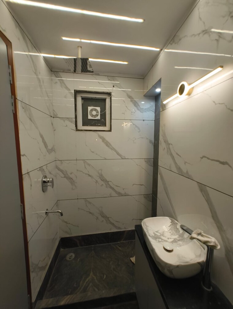 Bathroom, ashok vihar phase 3 4 Bedroom 1440 Sq.Ft. Builder Floor In Ashok Vihar Phase 3 Delhi 10365285