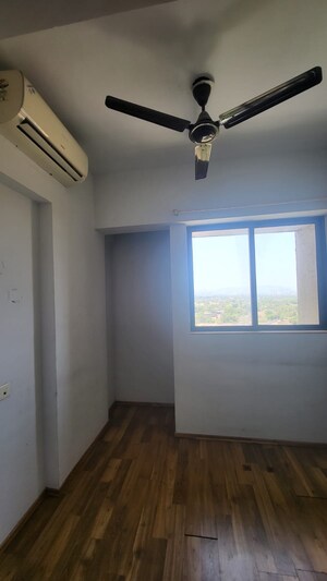 Room in 1.5 BHK Apartment at Lodha Lakeshore Greens, Dombivli East – for Rent