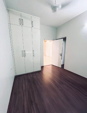 Room in 3.5 BHK Apartment at Emaar MGF The Palm Drive Studios, Sector 66 – for Rent