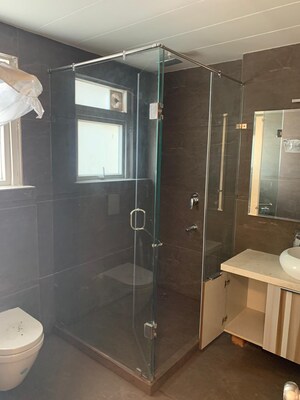 Bathroom in 4 BHK Builder Floor at DLF City Phase IV, Dlf Phase iv – for Rent