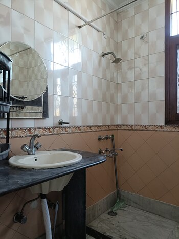 3 BHK Builder Floor for Rent in Anand Vihar, Delhi