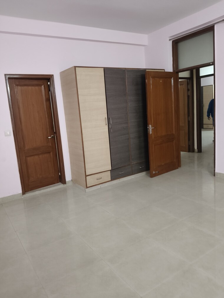 Room, sector 52 3 Bedroom 2000 Sq.Ft. Independent House In Sector 52 Noida 10381156