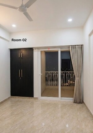 Room in 2 BHK Apartment at Gaur City 7th Avenue, Sector 4 Greater Noida – for Rent