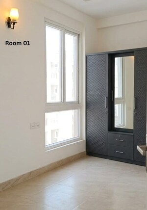 Room in 2 BHK Apartment at Gaur City 7th Avenue, Sector 4 Greater Noida – for Rent
