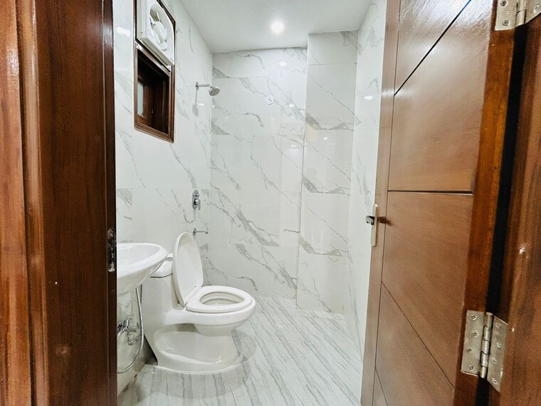 Bathroom, sainik farm  900 Sq.Ft. Builder Floor In Sainik Farm Delhi 10390347