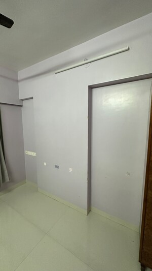 Room in 2 BHK Apartment at Chandiwala Pearl Platinum, Jogeshwari West – for Rent